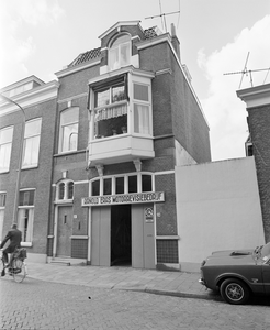 884218 Gezicht op de voorgevel van het bedrijfspand annex woonhuis Mgr. van de Weteringstraat 24-24bis (Arnold Eras ...